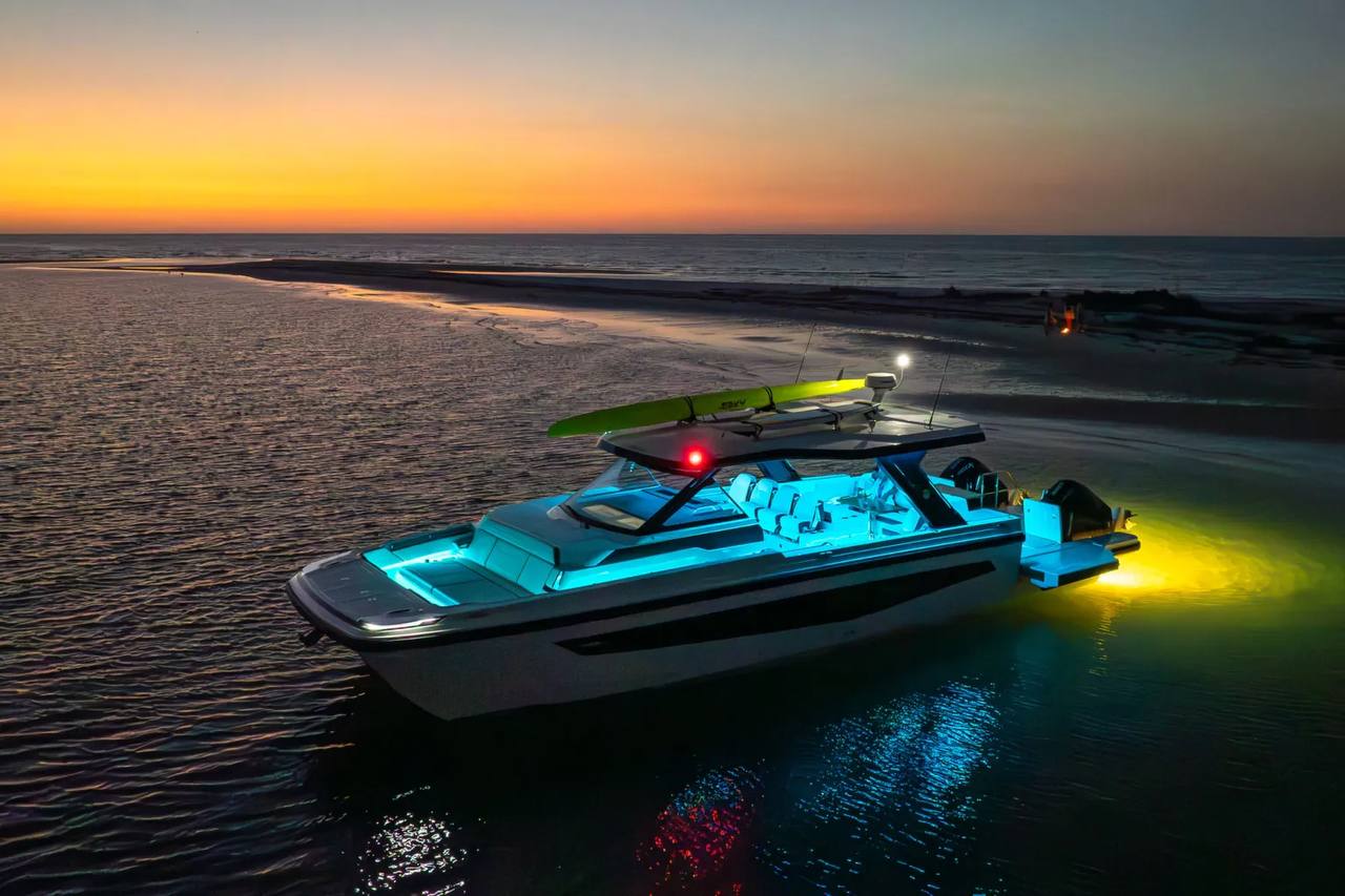 Aquila 45 Sport: Catamaranul de Performanta care Redefineste Viteza pe Apa