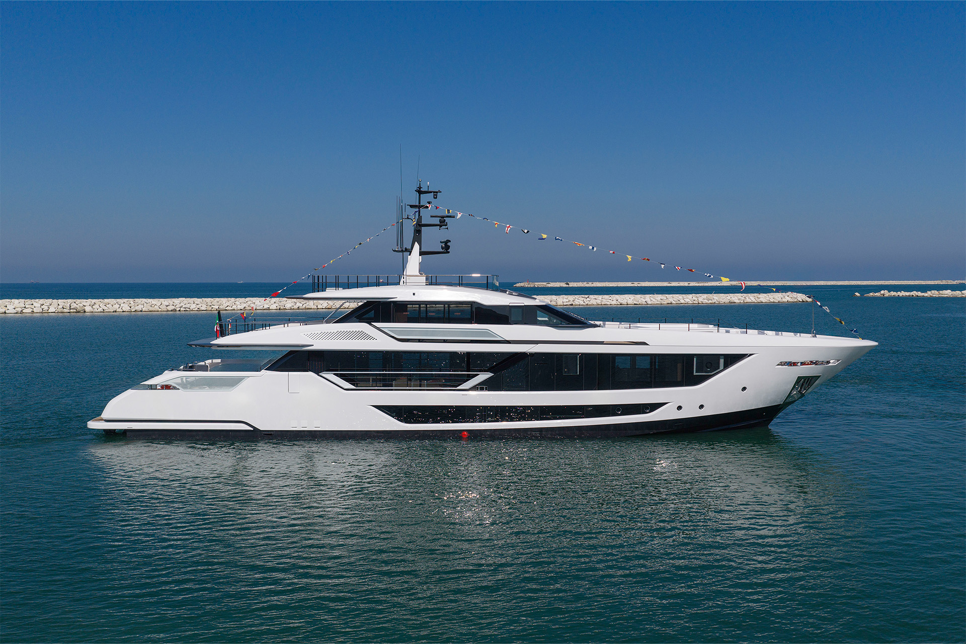 Custom Line lansează primul Saetta 128': un trideck de 39,80 metri cu suflet italian
